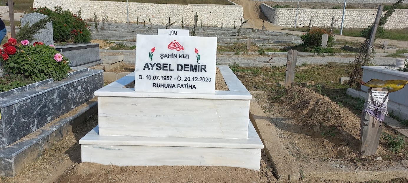 MM06-Kalın Üçken Başlıklı Mermer Mezar